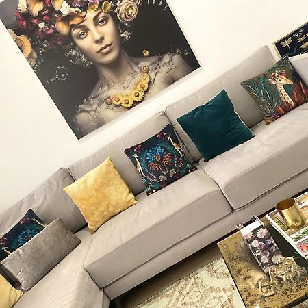 Barcelona Chic Apartments- Free Parking - 10 Min From Bcn City Centre By Metro 외부 사진