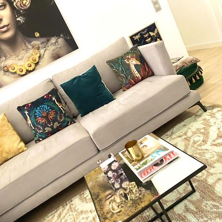 Barcelona Chic Apartments- Free Parking - 10 Min From Bcn City Centre By Metro 외부 사진