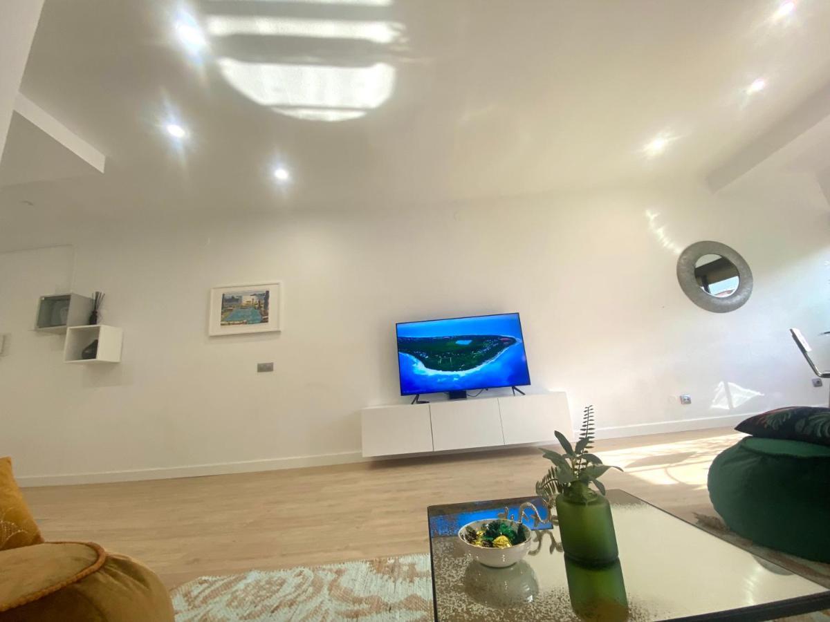 Barcelona Chic Apartments- Free Parking - 10 Min From Bcn City Centre By Metro 외부 사진