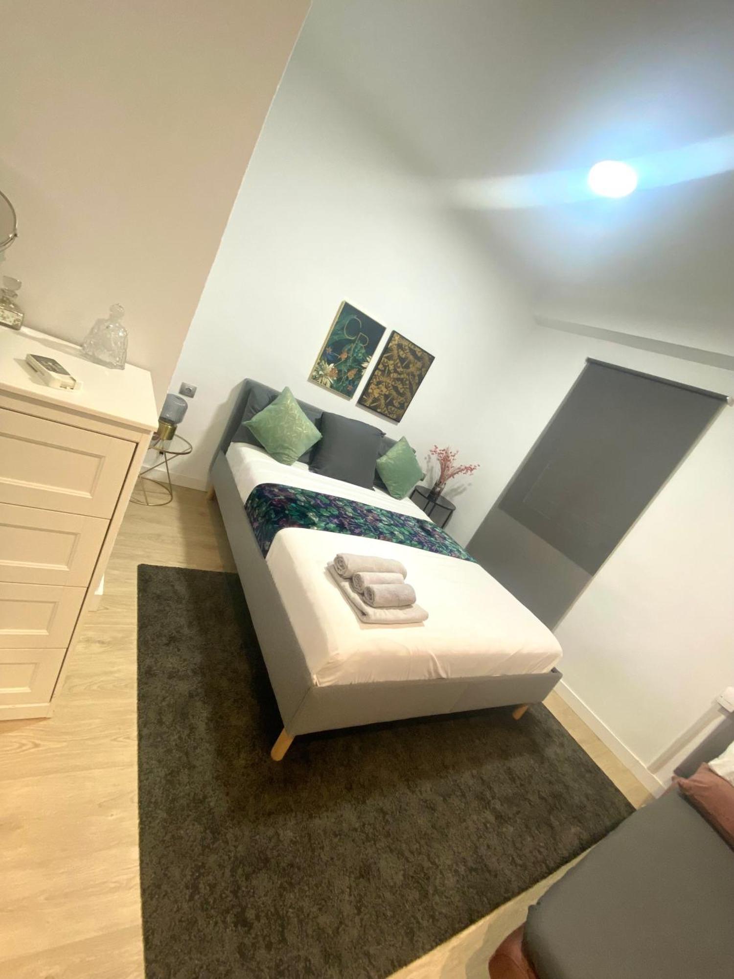 Barcelona Chic Apartments- Free Parking - 10 Min From Bcn City Centre By Metro 외부 사진