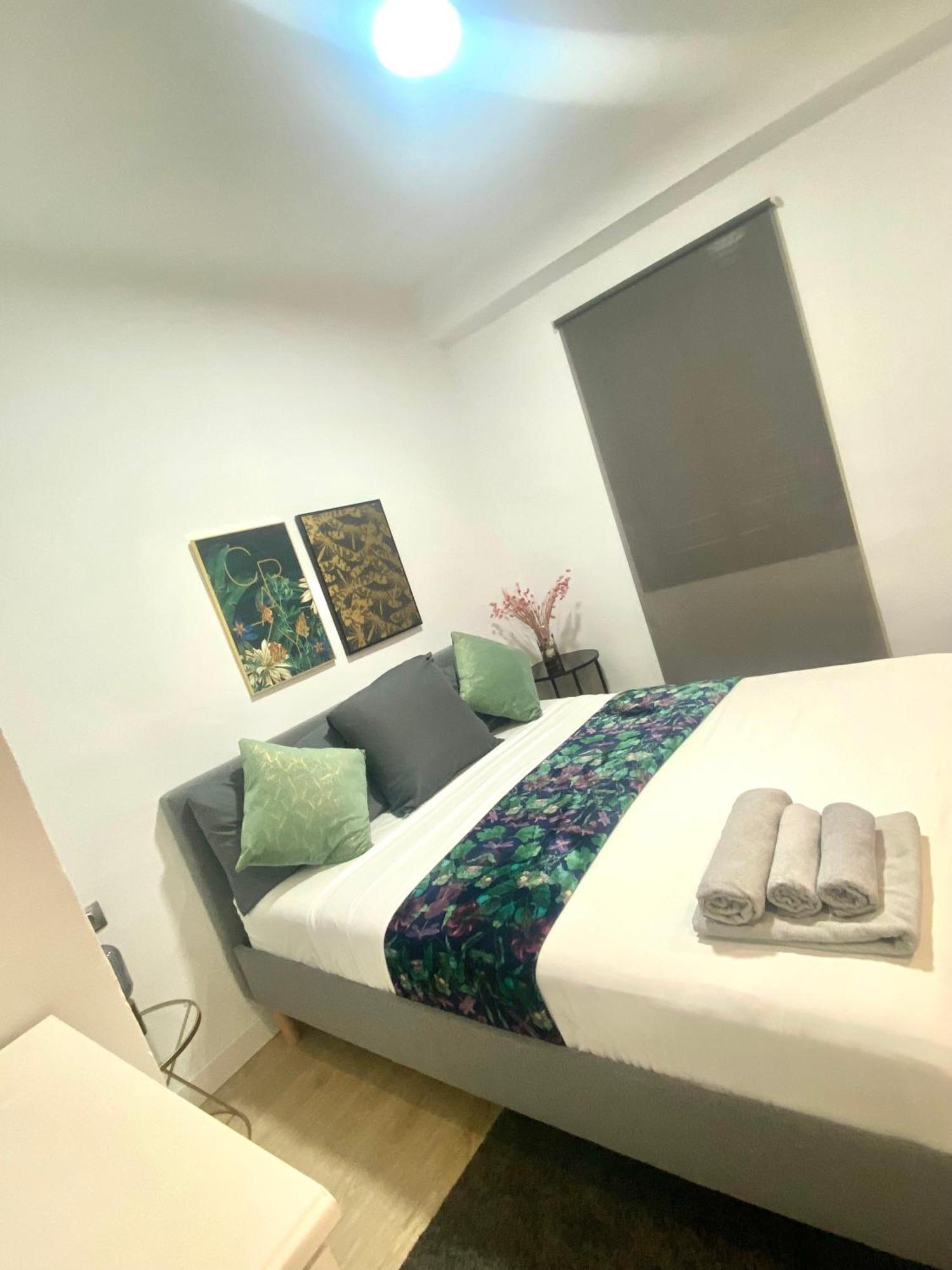 Barcelona Chic Apartments- Free Parking - 10 Min From Bcn City Centre By Metro 외부 사진