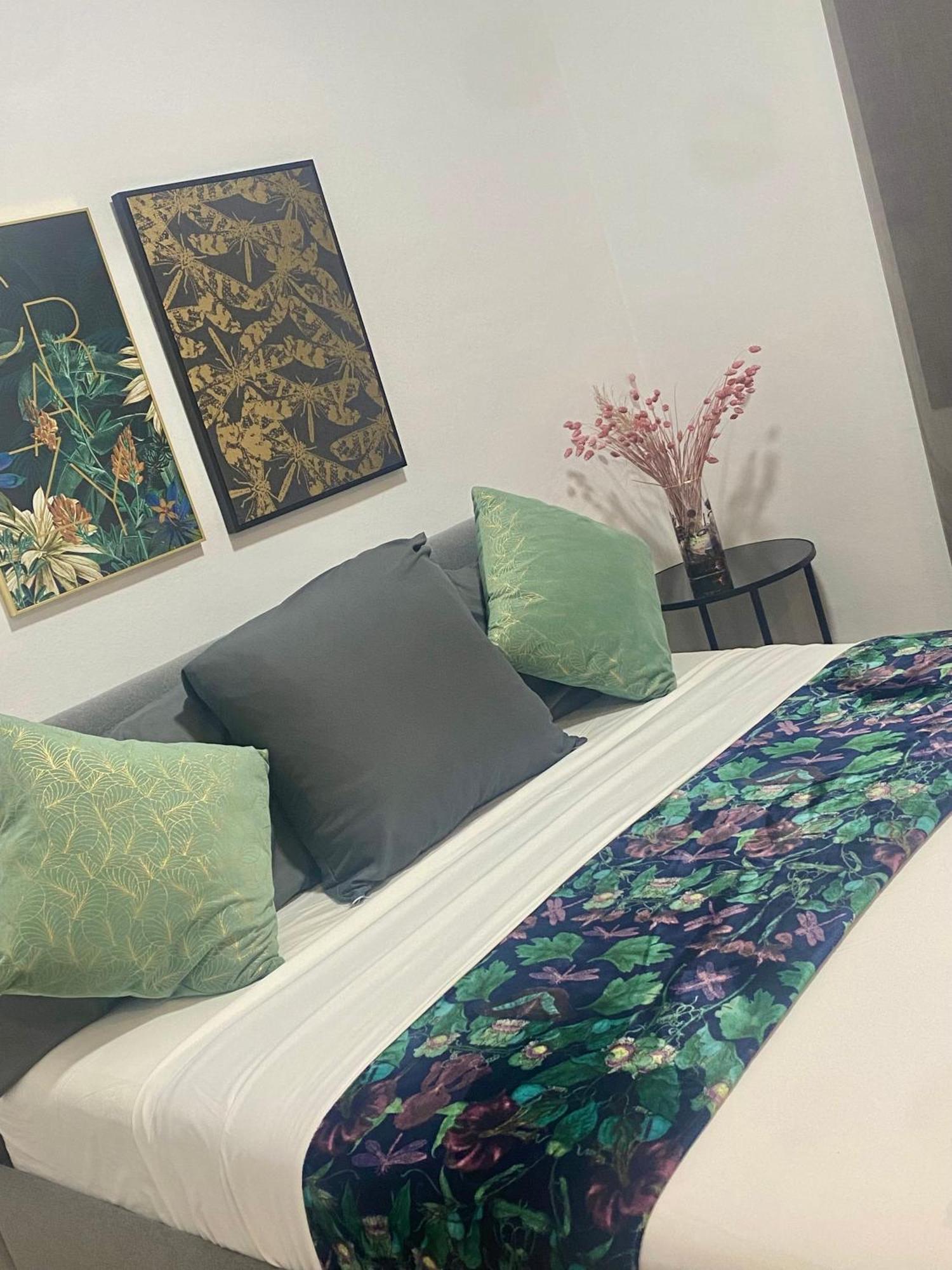 Barcelona Chic Apartments- Free Parking - 10 Min From Bcn City Centre By Metro 외부 사진